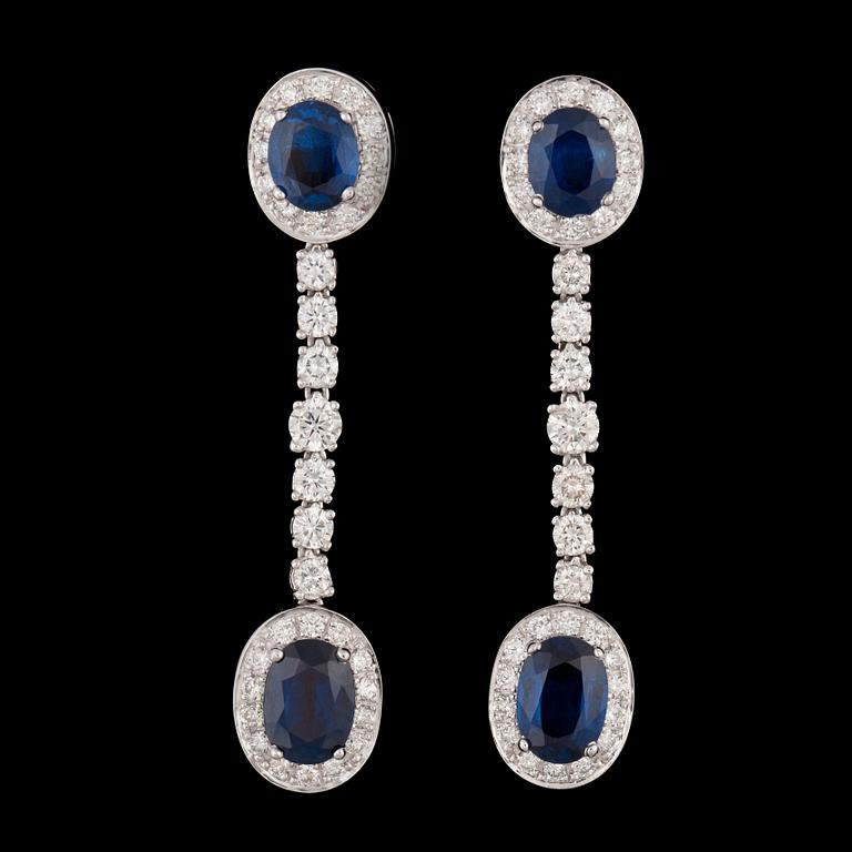 ÖRHÄNGEN, fasettslipade blå safirer, tot. 3.65 ct briljantslipade diamanter, 1.68 ct.