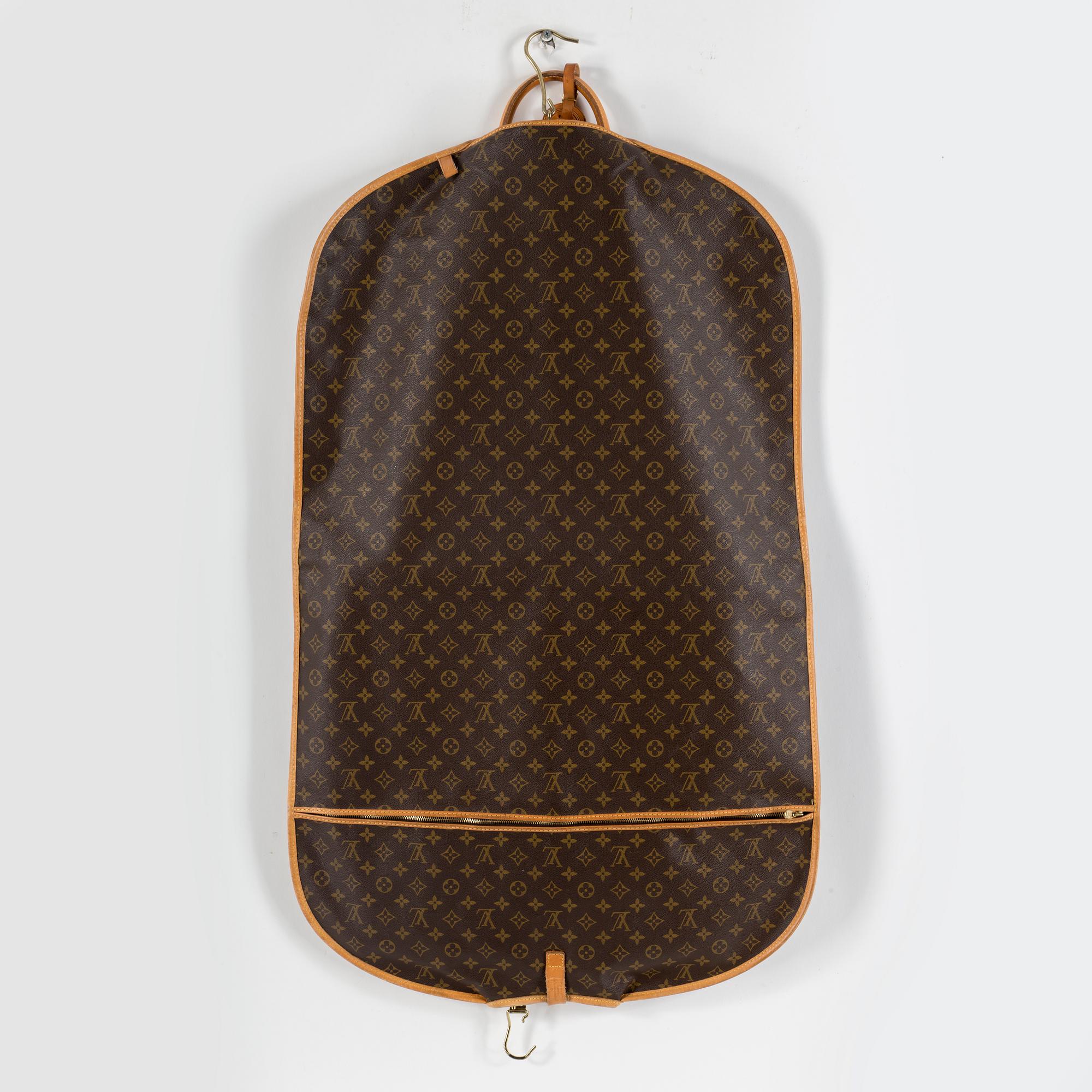 GARMENT COVER, Louis Vuitton.