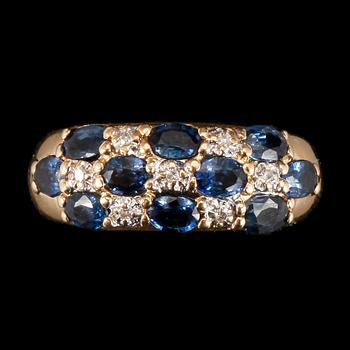 RING, 18k guld med safirer och små diamanter. Vikt 2,9g.