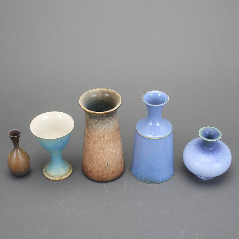 VASER 4 st OCH POKAL 1 st, stengods. Sven Wejsfelt, Gustavsberg studio, 1980-tal. Två unika.