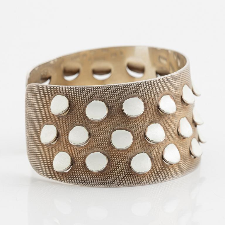 armring, sterlingsilver och vit emalj, Norge.