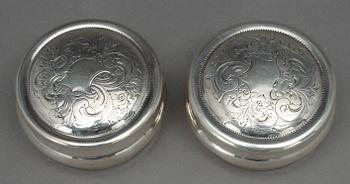 LOCKASKAR, ett par, silver, Carl Nyström, Stockholm, 1854. Total vikt ca 49 gram.