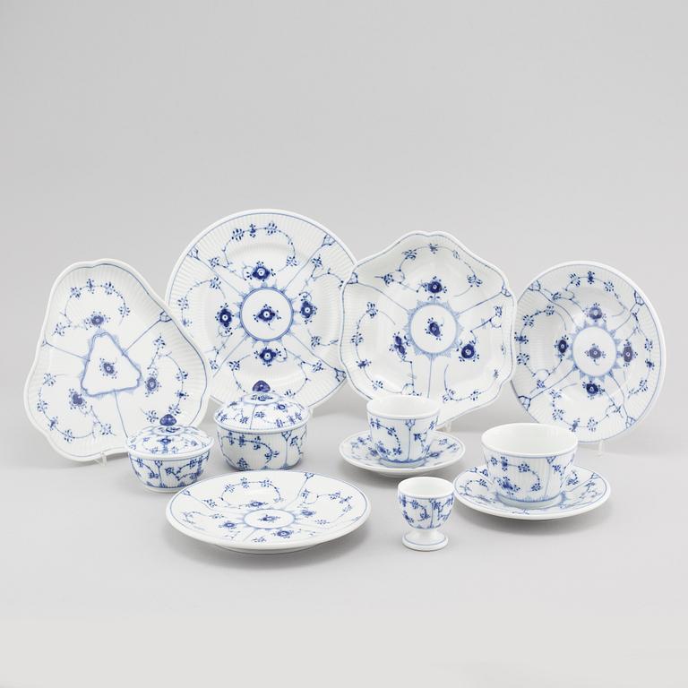 76 pieces of porcelain tableware from Royal Copenhagen in Denmark, model "Musselmalet", second half of the 20th century.