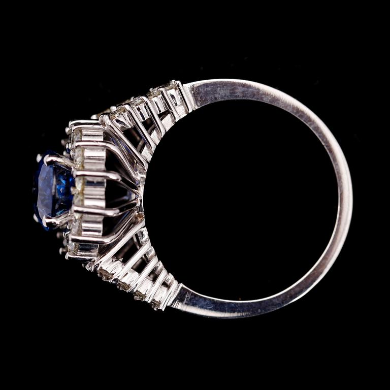 RING, 18 k vitguld, safir 4.5 ct samt briljantslipade diamanter tot 1.10 ct. TW.