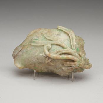 A nephrite lotus leaf shaped brush washer, late Qing dynasty (1644-1912).