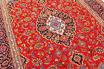 A Kashan carpet, a. 305 x 200 cm.