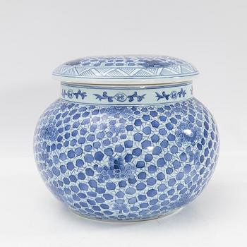 Urn with lid, China, 20th century.