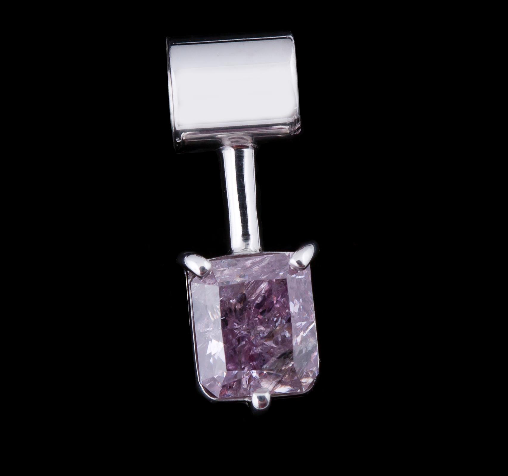 HÄNGE, 18 k vitguld med fasettslipad diamant, enl cert fancy pink purple, ca 0.70 ct. Vikt ca 1,3 g.