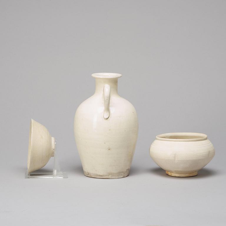 KANNA, KRUKA samt SKÅL, keramik. Sydostasien, troligen 1500-1600-tal.