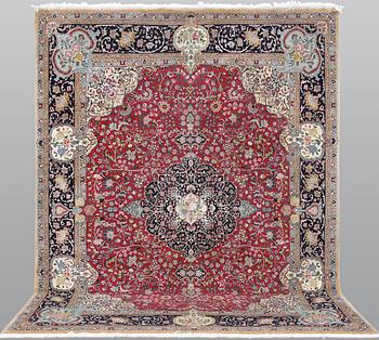 An oriental carpet, approx. 316 x 247 cm.