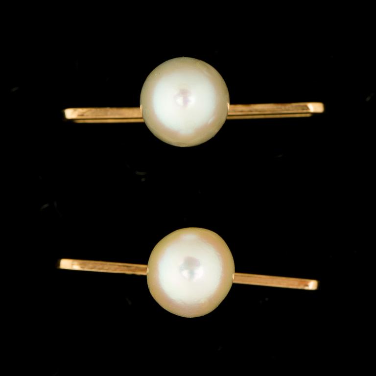 FRACKKNAPPAR, ett par, 18k guld med pärla. Vikt ca 2 g.