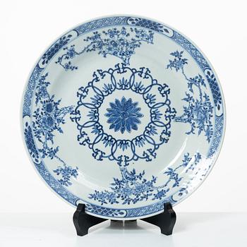 A blue and white porcelain dish, Qing dynasty, 18th century.