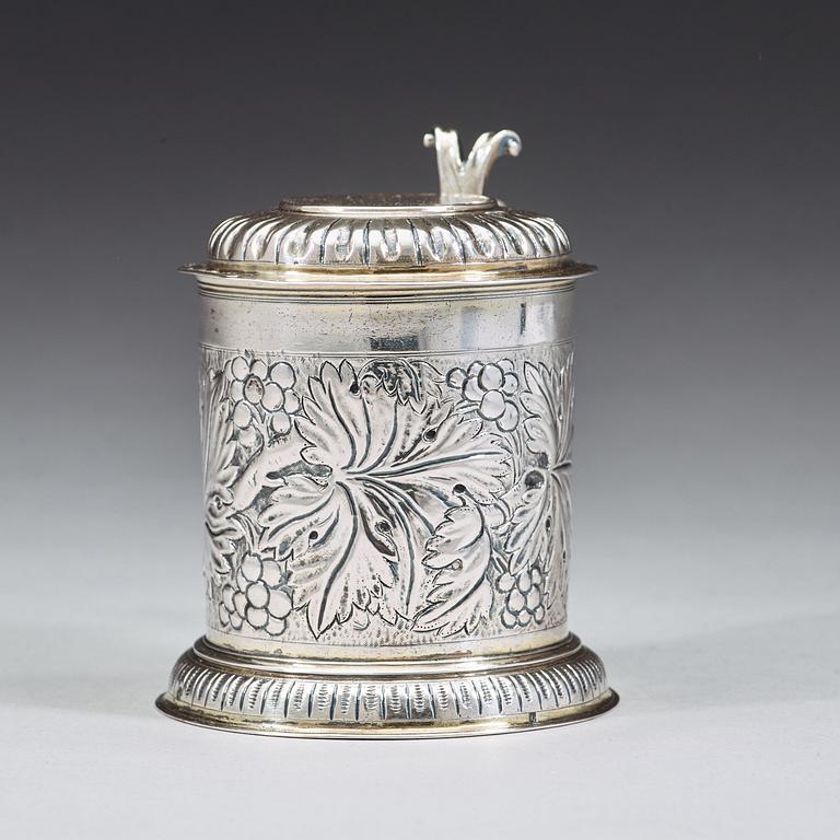 A German 17th century parcel-gilt tankard, mark of Abraham Grill, Augsurg (1672-1682).