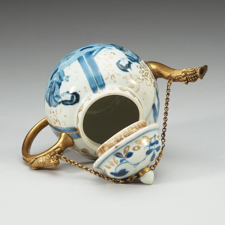 A blue and white tea pot with cover, Qing dynasty, Kangxi (1662-1722).