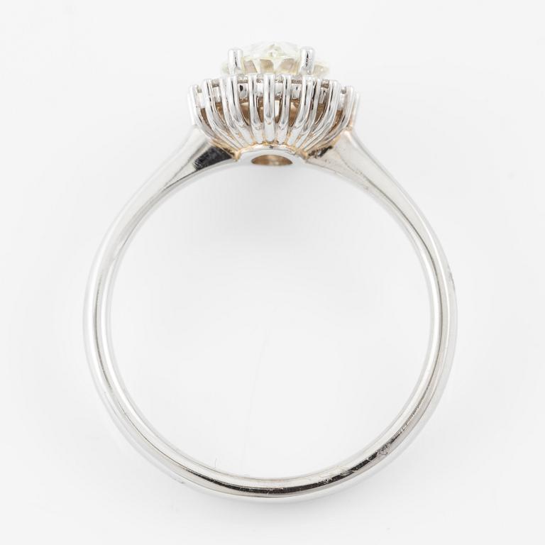 Ring 18K white gold set with an oval brilliant-cut diamond, accompanied by a GIA report.