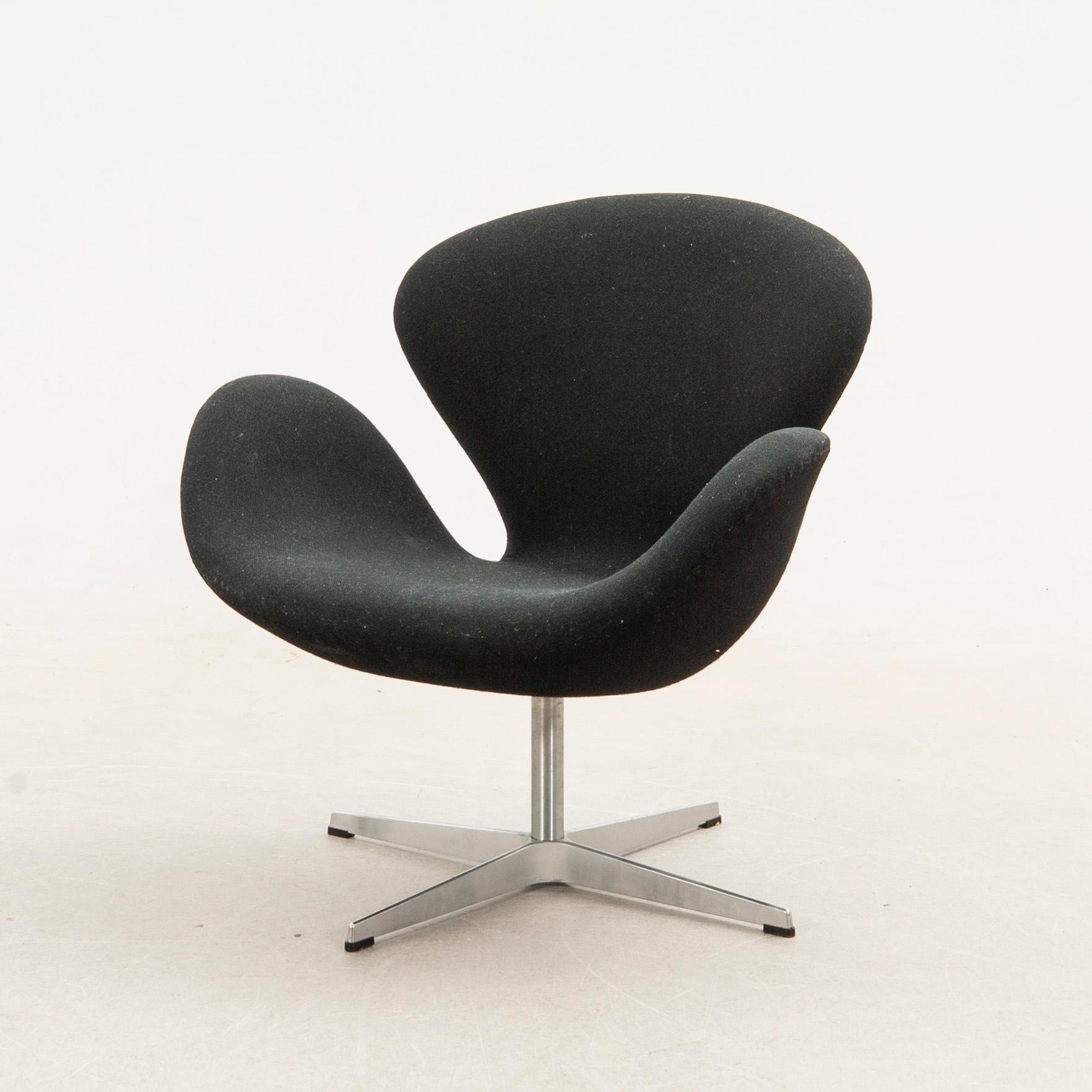 Arne Jacobsen, fåtölj, "Svanen", designad av Fritz Hansen, Danmark, 2002.