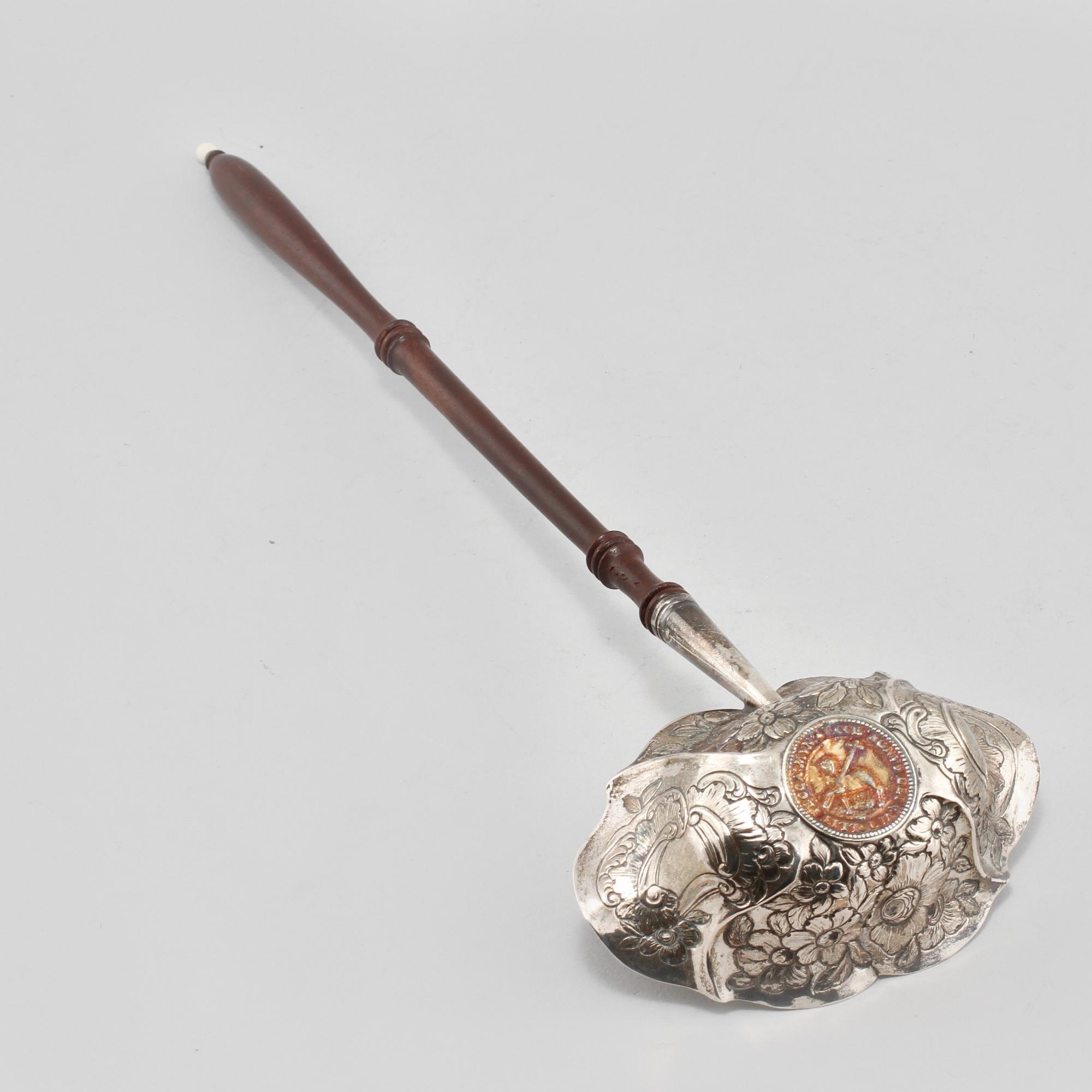 SOPPSLEV, silver samt trä, omkring 1900.