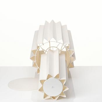 FOLKFORM, "L árt Plisse no 4", Formstudie i vitt, bordslampa, Studio Folkform, 2022.