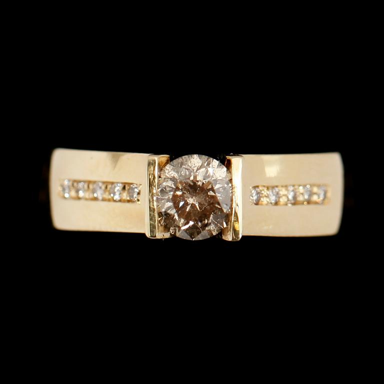 RING, 14 k guld, med solitär briljant 0.81 ct och mindre briljanter.