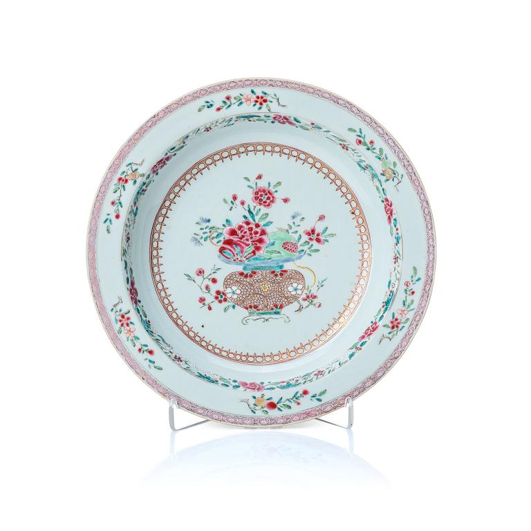 A famille rose dish, Qing dynasty, Yongzheng (1723-35).