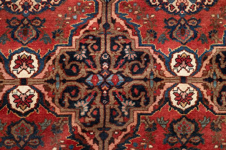 Carpet, Mahal/Bakhtiari, 150 x 218 cm.