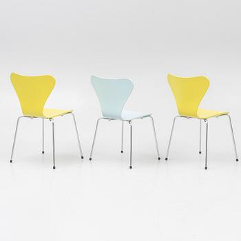Arne Jacobsen, three 'Serie 7' chairs, Fritz Hansen 2005.