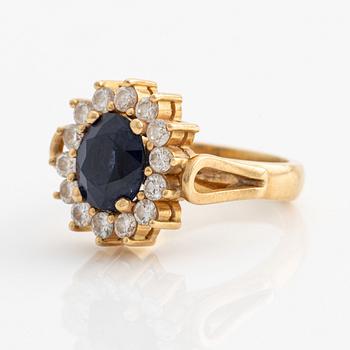 Ring 18K guld men en fasettslipad safir och runda briljantslipade diamanter.