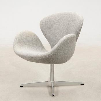 Arne Jacobsen, fåtölj "Svanen", designad av Fritz Hansen, Danmark, 2005.