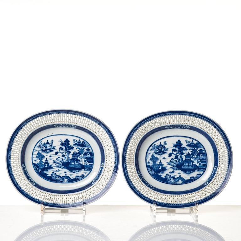 Gallerkorgar med fat, ett par, kompaniporslin. Qingdynastin, Jiaqing (1796-1820).