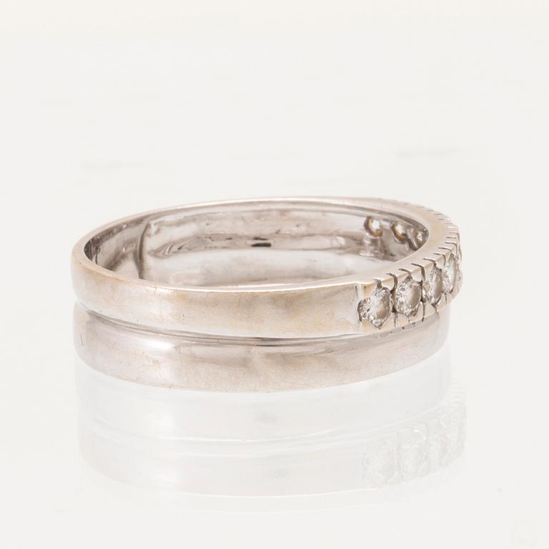 An 18K white gold ring set with round brilliant-cut diamonds.