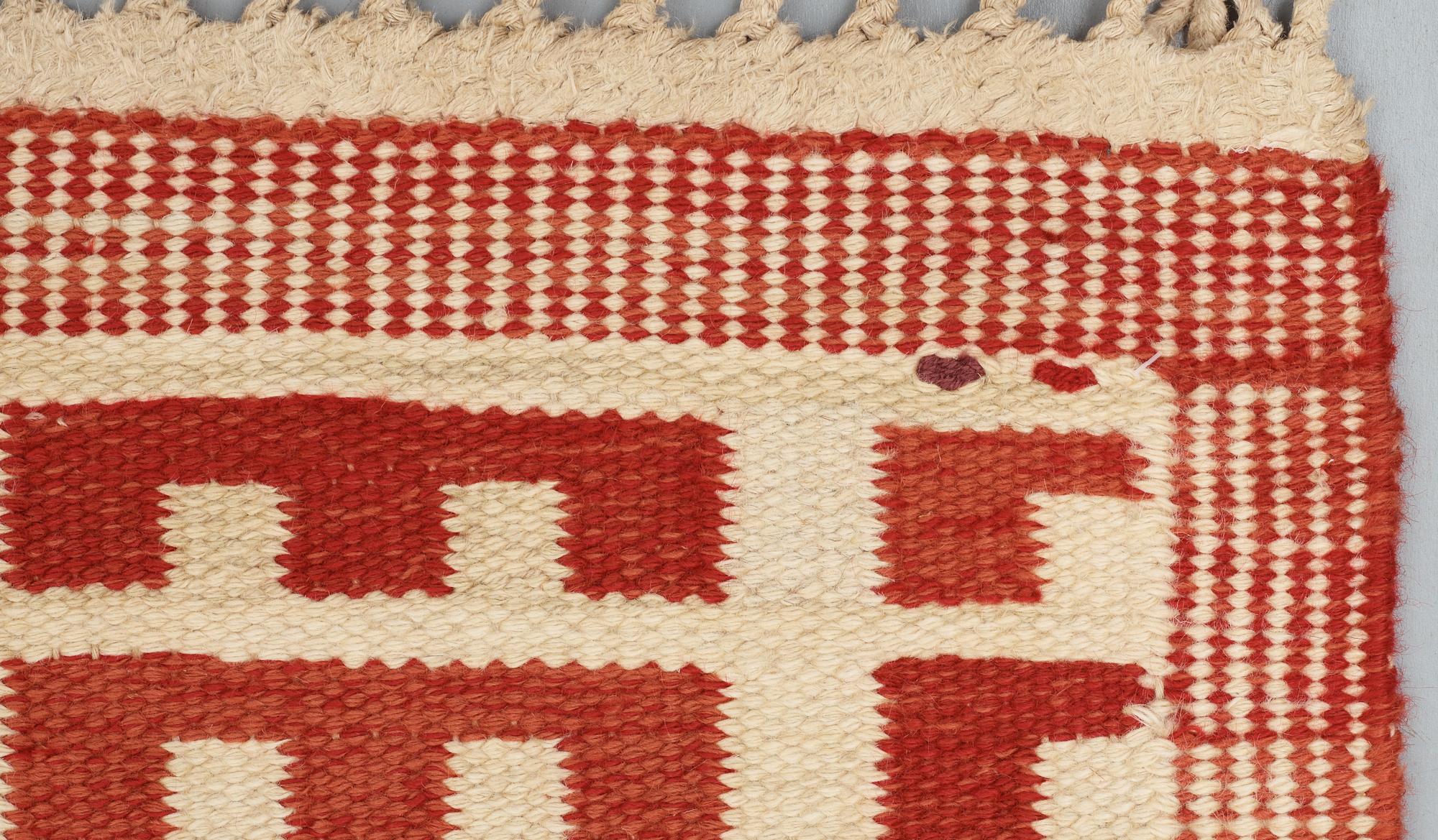 CARPET. "Rödbroka". Flat weave (Rölakan). 315,5 x 231,5 cm. Signed AB MMF AML.