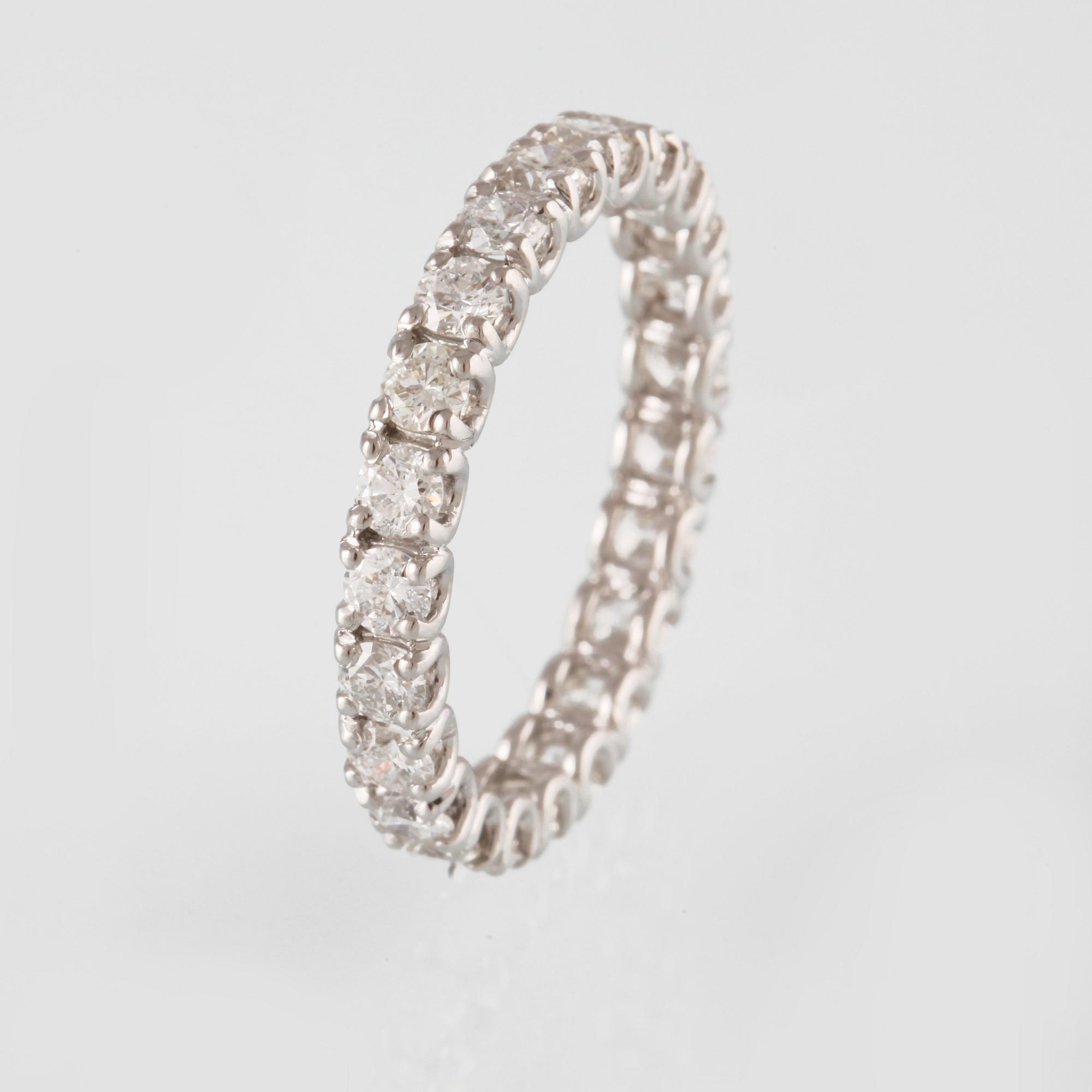 RING, 18K guld med briljantslipade diamanter ca 1.93 ct. Vikt 2,8 gram.