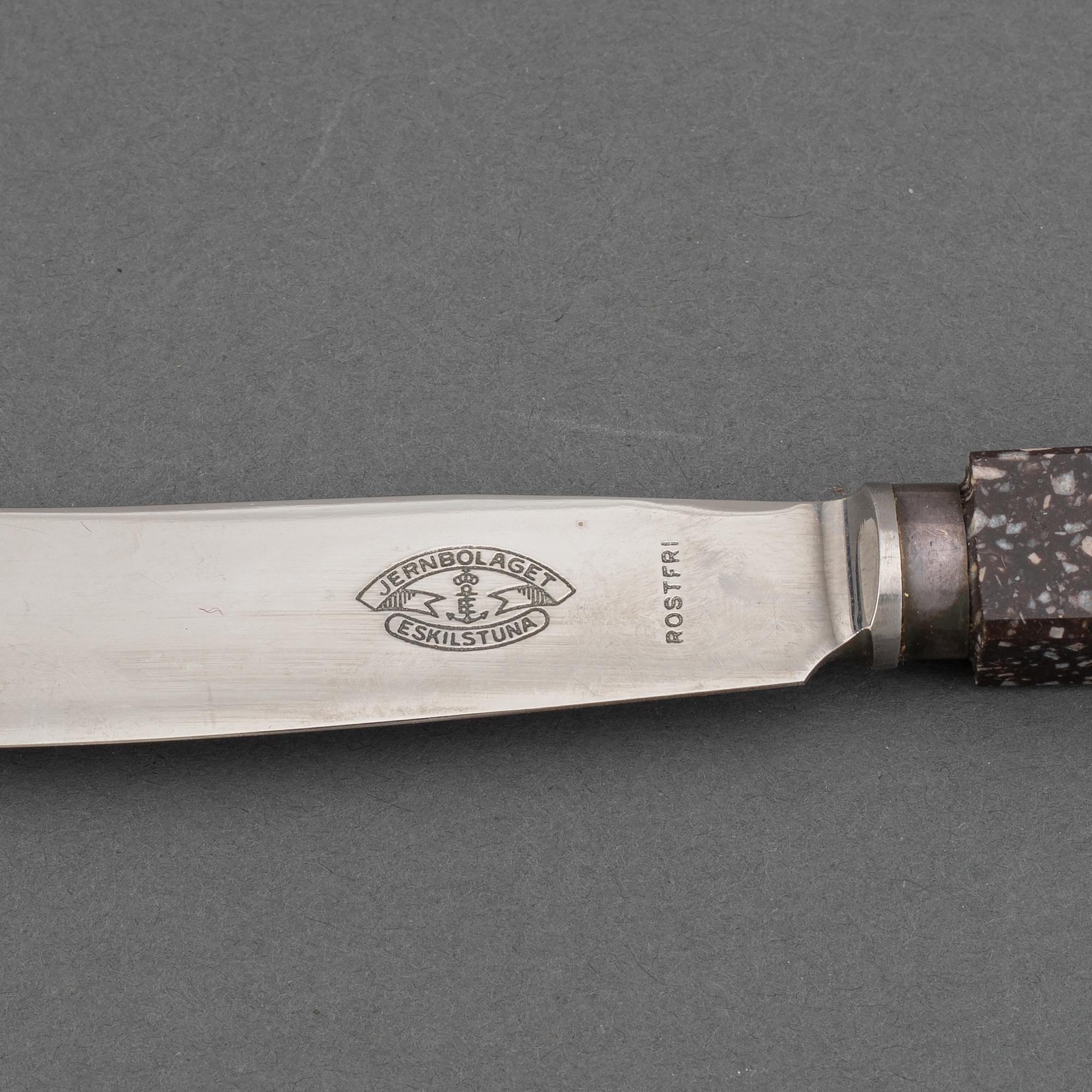 A butterknife and a pair of knifestands in porphyr, early 20th century.