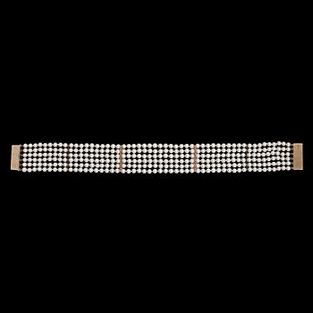 1097. COLLIER, 6-radigt, med odlade saltvattenspärlor och briljantslipade diamanter totalt ca0.90 ct, detaljer 18k guld.