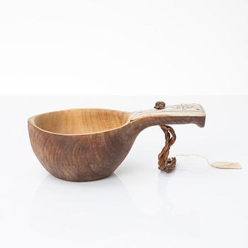 Knivar 4 st, oidentifierade slöjdare, samt en kåsa av Bengt Olav Unga.