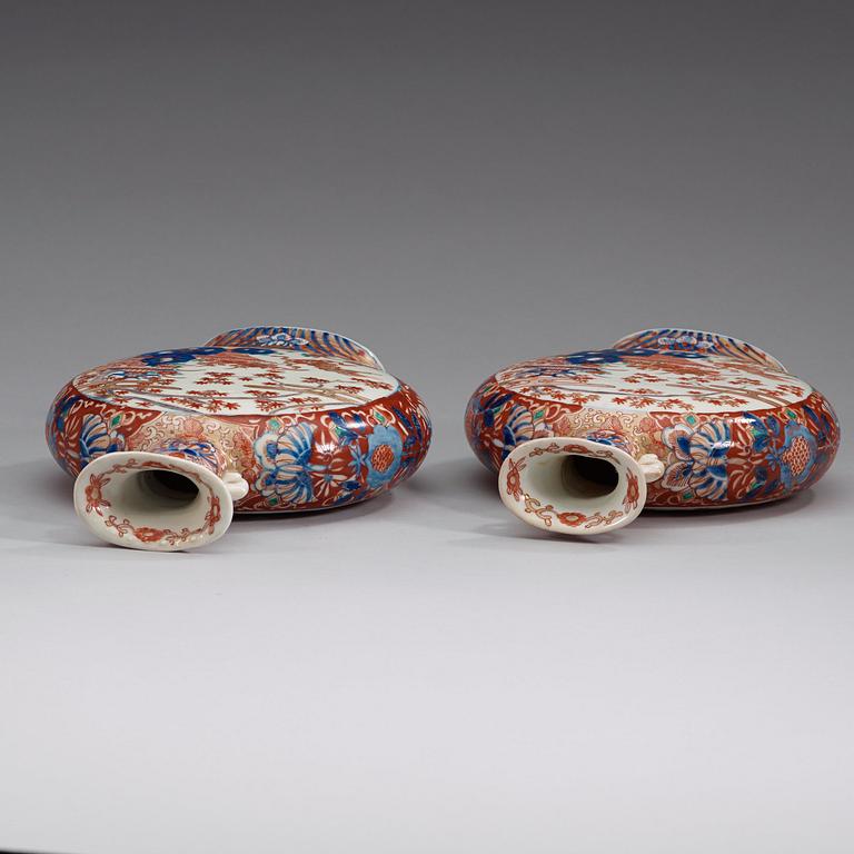 A pair of Japanese Imari moon flasks, Meiji period (1868-1912).