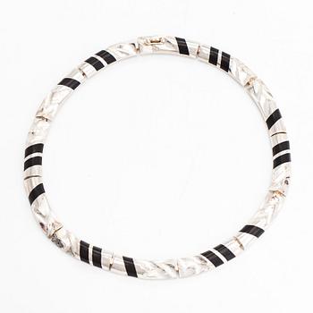 Zoltan Popovits, collier, "Bantu", sterlingsilver och ebenholtz. Lapponia 1988.