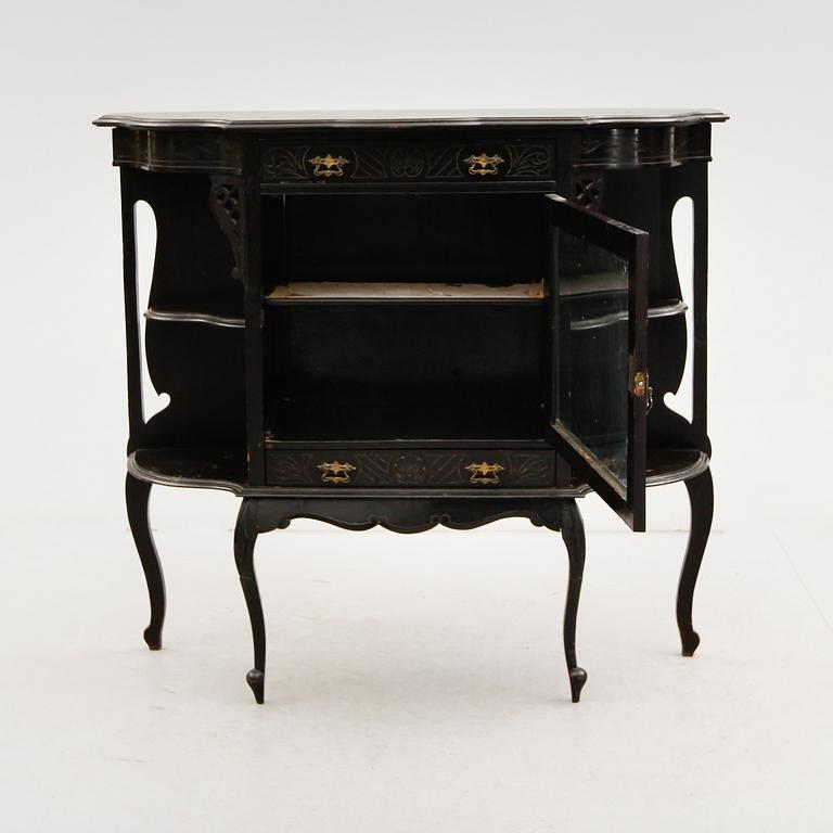 VITRINSKÅP, England, 1900-talets första hälft.