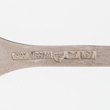 Tapio Wirkkala, Örhängen "Halvmåne", sterlingsilver. Westerback, Helsingfors 1972.