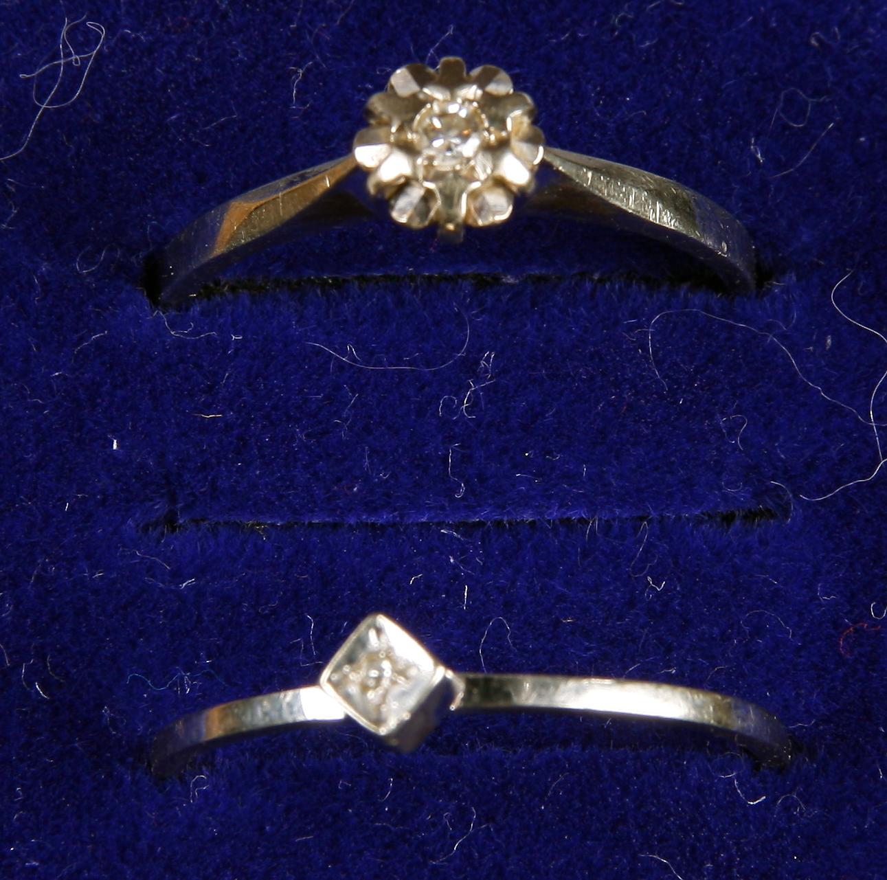 RINGAR, 2 st, 18 K vitguld samt diamanter. Ca 3 g.
