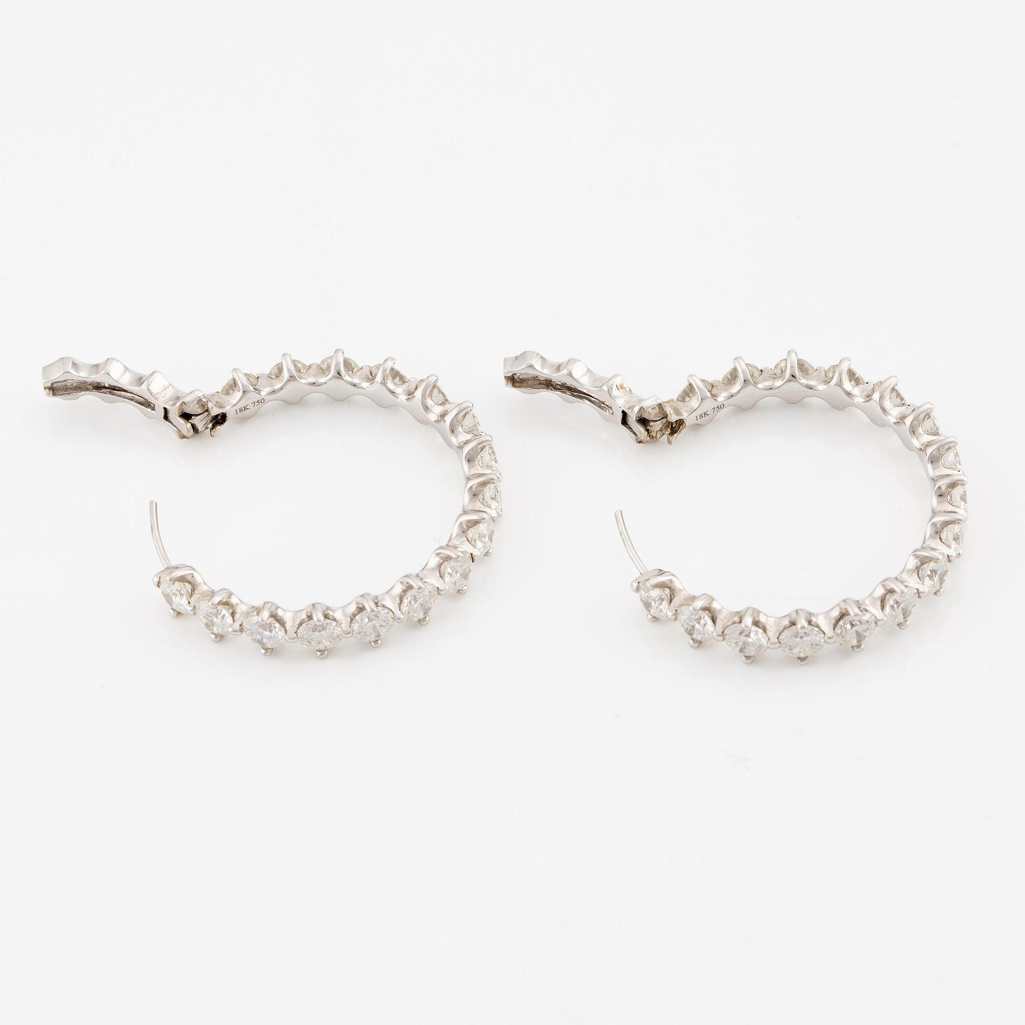 Ett par örhängen 18K vitguld med runda briljantslipade diamanter.