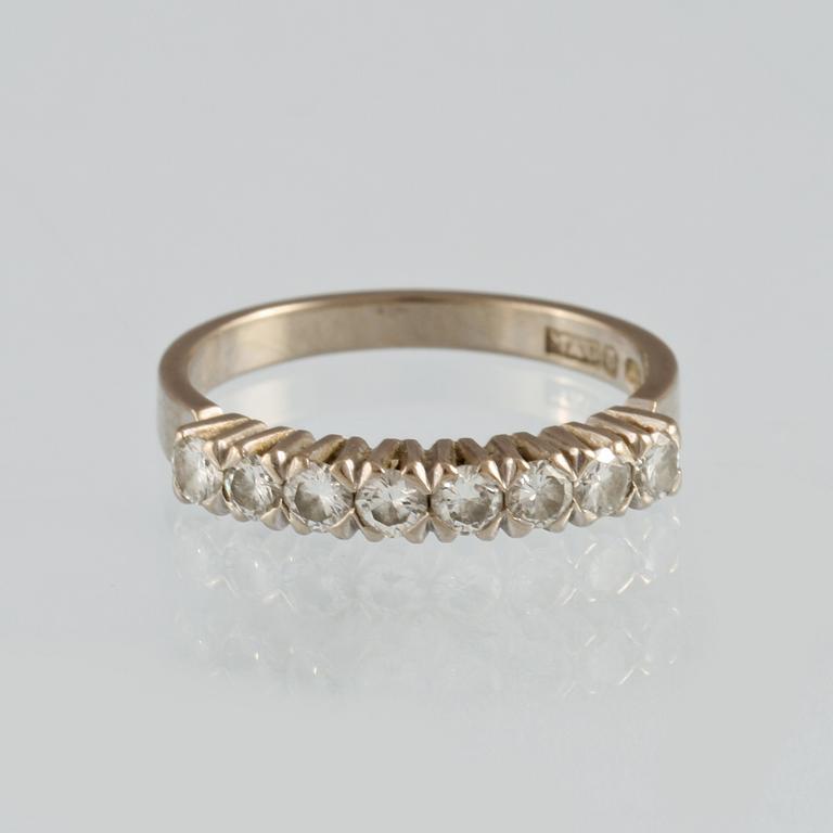 RING, 18K vitguld med 8 briljantslipade diamanter 0.55 ct, Juvel Magnus, Göteborg, 1974. Vikt 3,5 gram.