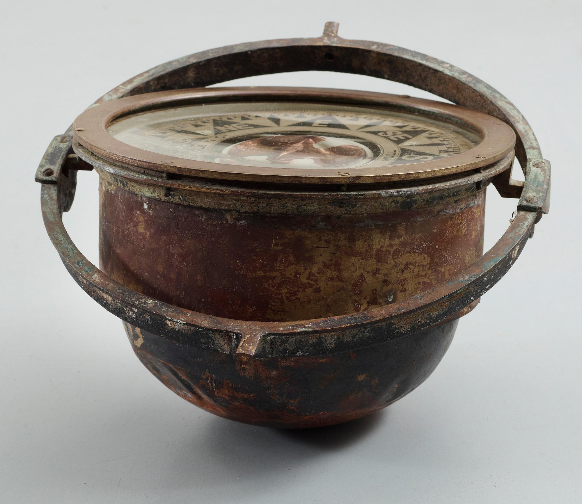 FARTYGSRATT PÅ FOT SAMT NAKTERHUS, trä, mässing, koppar, märkta Mc Gregor & Co resp Alley & Maclellan, Glasgow. 1907.