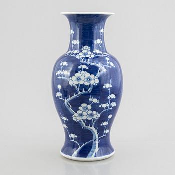 Four porcelain pieces, China, 19th and 20th century.