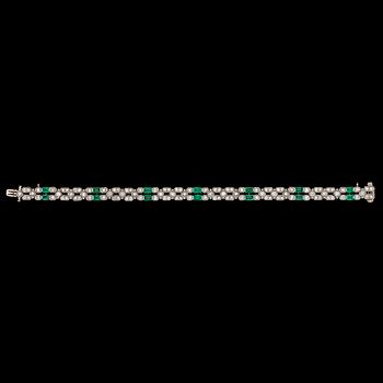 1046. ARMBAND med smaragder och briljantslipade diamanter totalt ca 3.40 ct.