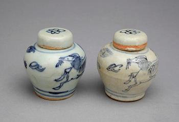 MINIATYRURNOR med LOCK, ett par, porslin. Ming, 1368-1644.