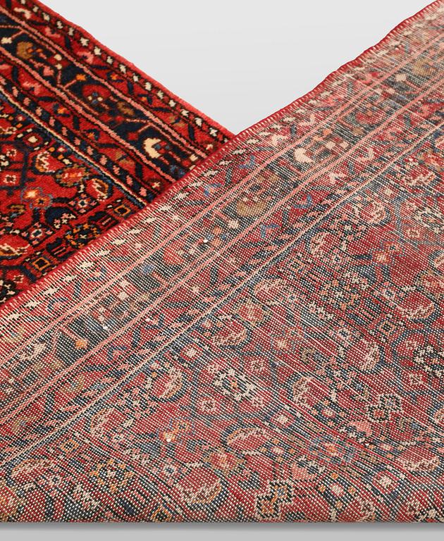 A Hamadan runner, approx. 433 x 90 cm.