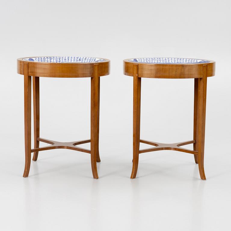 Bord med porslinsfat, ett par, Europa & Japan. omkring år 1900.