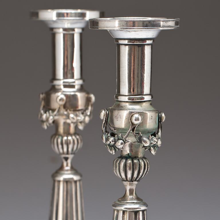 LJUSSTAKAR, ett par, silver, Gotthelf Moritz Hauptvogel, Dresden 1795? Vikt ca 640g.