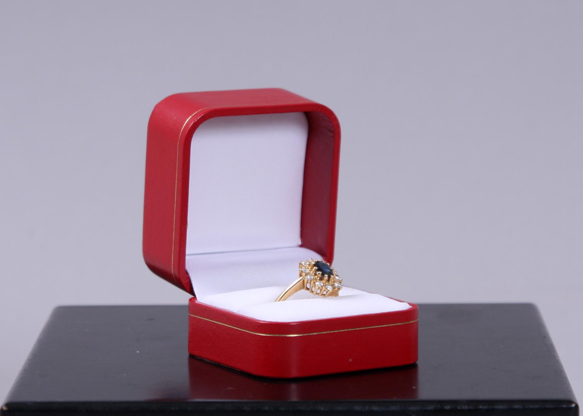 RING, guld 18 K m safir o briljanter.